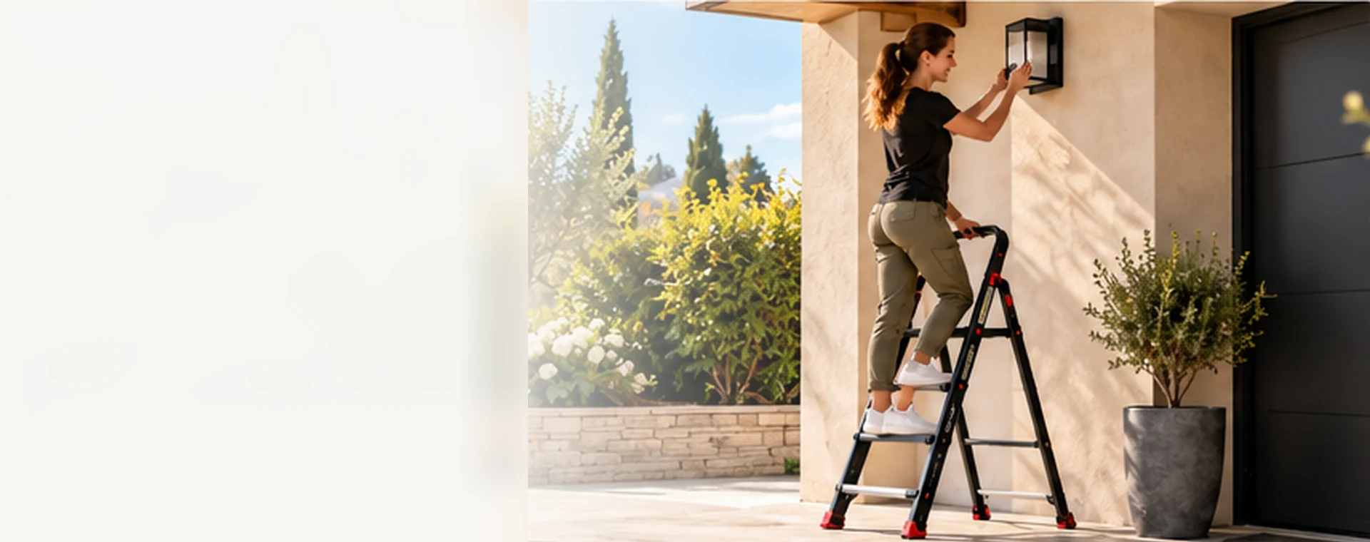 Femme utilisant un escabeau pliant noir sur une terrasse ensoleillée